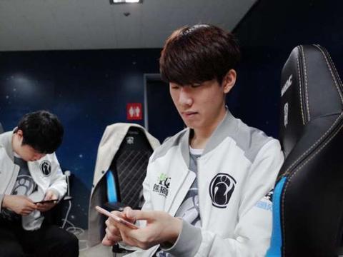 Shiro 蜘蛛在团战中完全缺席。XG的三名核心轮流掌控比赛，率先获得赛点。