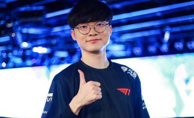 xQc： ＂ CS2 应该每年都赢得年度电子竞技游戏奖＂