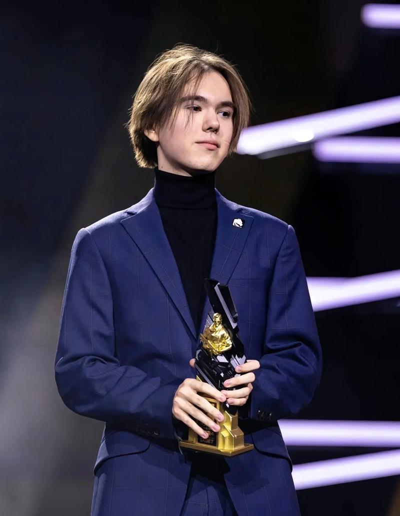 诈唬的艺术：如何选择最合适的诈唬时机和尺寸（拿捏诈唬：何时出手与下注尺度的最佳策略）